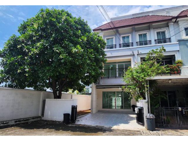 ขายและให้เช่าทาวน์เฮ้าส์ บ้านกลางเมือง เออร์บาเนี่ยน พระราม 9-วงแหวน เนื้อที่ 30.7 ตร.ว. 3 ชั้น 3 นอน 3 น้ำ