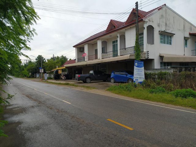 อาคารพาณิชย์ 2 คูหา 3.2 ล. ซอยหน้าโรงเรียนจักรคำคณาทร ลำพูน สนใจ 0877254514