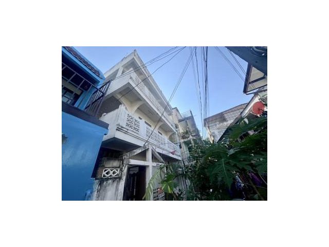 ขายหอพัก 3 ชั้น 8 ห้อง ในซอยจรัญฯ 33 ใกล้ MRT ไฟฉาย ราคาดี