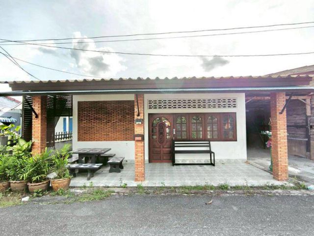 ขาย บ้านเดี่ยว ชั้นเดียว 2 ห้องนอน 40 ตร.ว. อยู่หลังโรงเรียนเทศบาลหนึ่ง ถนนเมืองเก่า อำเภอเมือง จังหวัดกระบี่