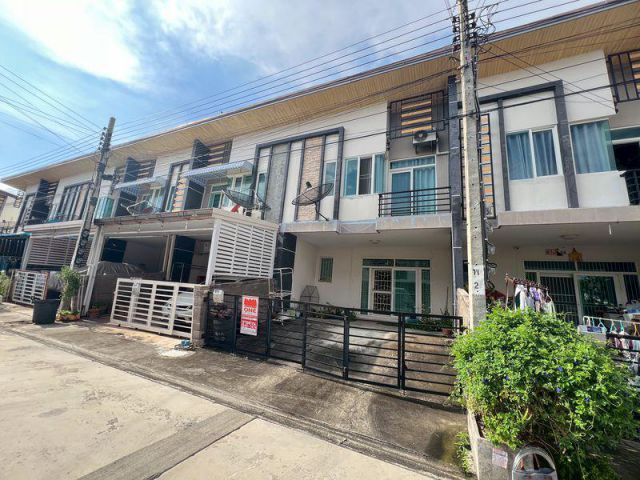 กัสโต้ บางนา-สุวรรณภูมิ ทาวน์โฮม 88/72  ซอย 1