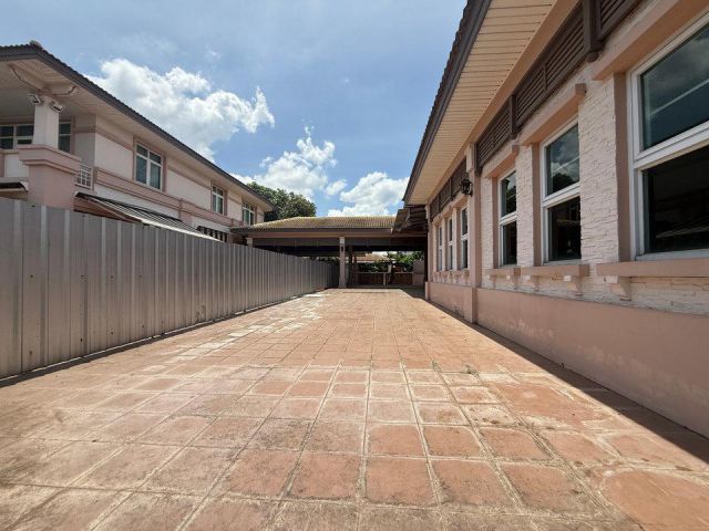 ขาย ที่ดินประชาอุทิศ ทุ่งครุ พร้อมสิ่งปลูกสร้างบ้านชั้นเดียวใน ม.บ้านฟ้ากรีนพาร์ค รอยัล ธนบุรีรมย์ แปลงที่ดินติดถนน 2 ด้