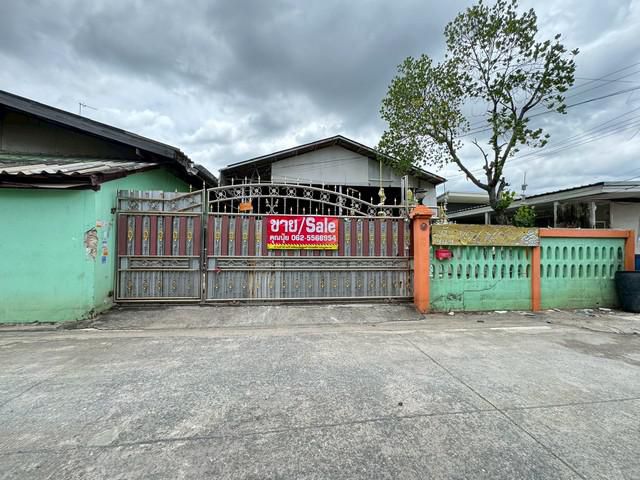 ขายที่ดินพร้อมสิ่งปลูกสร้างสวนหลวงผังสีม่วง มีสนามข้างบ้าน