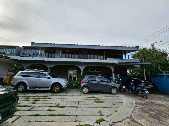 บ้านสวน 2 ชั้นกลางเมือง บรรยากาศร่มรื่น เป็นส่วนตัว ใกล้รถไฟฟ้า เหมาะสำหรับอยู่อาศัย ทำคาเฟ่ หรือเปิดร้านอาหาร