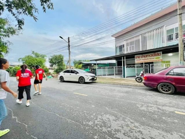 เหลือสองหลังสุดท้าย​แล้ว​  ทาวน์​โฮม​ริมน้ำ​ค้าขาย​ได้​ ในสวนสาธารณะ​หนอง​ระแหง​ตัวเมือง​ชัยนาท​