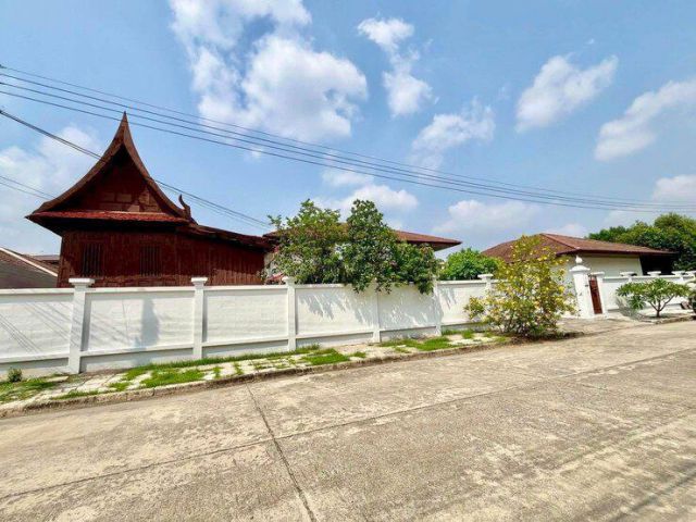 ขายบ้านเดี่ยว หลังใหญ่ สภาพดี หลังบ้านติดริมน้ำ พื้นที่เยอะ 324 ตรว. โครงการเมืองเอก จ.ปทุมธานี