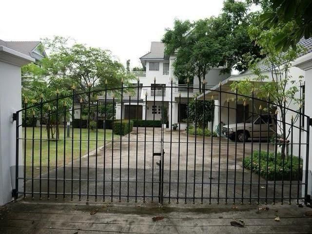 ให้เช่าบ้านเดี่ยวหลังใหญ่ 3 ชั้น หมู่บ้านนวธานี ซอยเสรีไทย 59 พื้นที่กว้าง 200 ตร.ว. เฟอร์นิเจอร์ครบพร้อมอยู่ ใกล้แฟชั่น