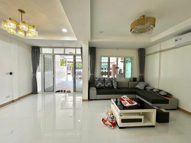 ทาวน์โฮมห้วยขวาง 5 ห้องนอน 2 ห้องน้ำ เฟอร์นิเจอร์ครบ พร้อมเข้าอยู