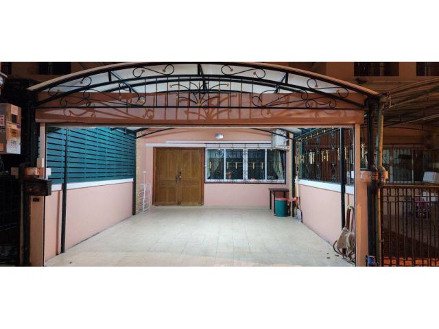 ขายทาวน์เฮ้าส์ 3 ชั้น พร้อมที่ดิน 21.3 ตร.ว. ใจกลางเมือง ซ.พะเนียดช้าง9 ( ซอยยูเมะ ) อำเภอบางละมุง ชลบุรี