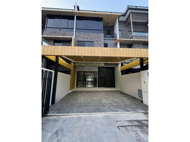 ให้เช่าLuxury Townhome 3 ชั้น 29.9 ตรว. The Landmark เอกมัย-รามอิ