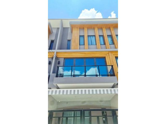 ทาวน์โฮม 3ชั้น รพ.สิรินธร  เฉลิมพระเกียรติร.9 ARLบ้านทับช้าง 900ม