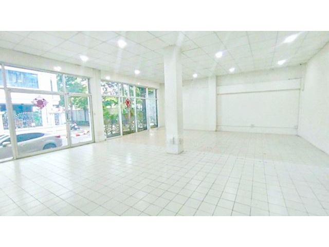 ม.หอการค้าไทย 370 ม.สำนักงานใหญ่  5ชั้น MRT ห้วยขวาง 1.7 กม.