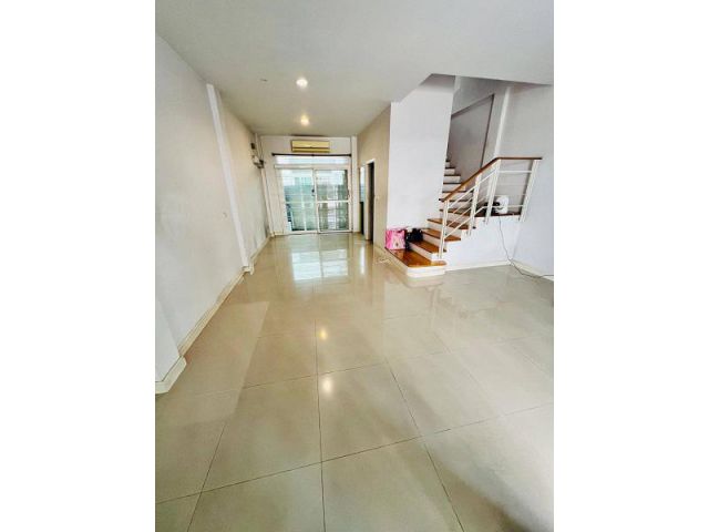 ให้เช่าทาวน์โฮม 3 ชั้น บ้านกลางเมือง Urbanion พระราม 9-ลาดพร้าว  7 นาทีจากเอกมัย พร้อมให้เช่าแล้ว เฟอร์นิเจอร์พร้อม 3 ห้