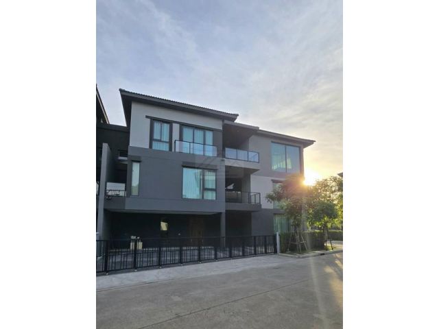 ให้เช่าบ้านหรู 3 ชั้น 5นอน บ้านกลางเมือง ดิอิดิชั่น บางนา พร้อมลิ