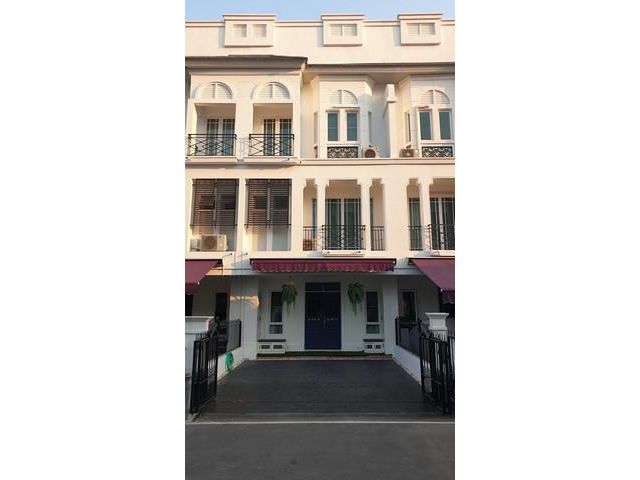 ให้เช่าทาวน์โฮม 3 ชั้น หมู่บ้านลีออง ซอยสุขุมวิท 62