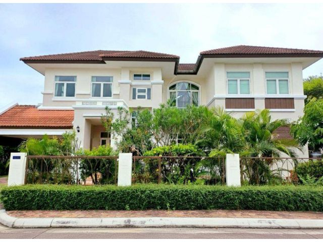 ขายบ้านเดี่ยวหรู 2 ชั้น หมู่บ้านลิฟวิ่งลากูน ซอยพระยาสุเรนทร์ 39 หลังมุมขนาดใหญ่ ริมน้ำ 161 ตร.ว. ถูกหลักฮวงจุ้ย