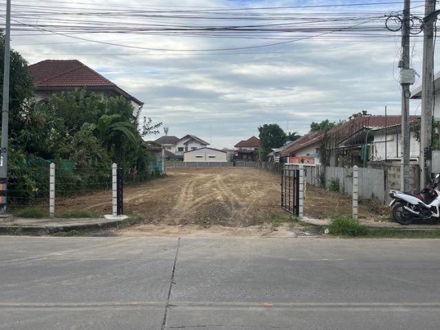 ขายที่ดิน 1  ไร่ 1 งาน  68 ต.ร.ว  ติดถนนสืบศิริ/ร่วมเริงไชย