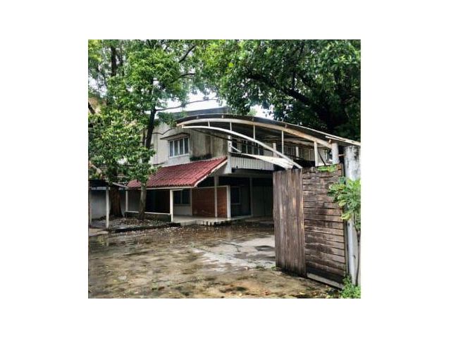 ขายที่ดินพร้อมบ้านแปลงมุม 187 ตรว. เอกมัย ซอย 18 สภาพแวดล้อมดี