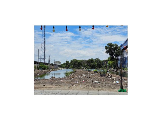 พื้นที่ดิน 11ไร่ 45ตารางวา อยู่ติดถนนเหมาะกับโครงการหมู่บ้าน ไร่ละ 8m