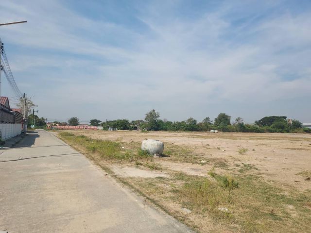 ขายที่ดินเปล่า 8-2-10 ไร่ ทำเลดี อ.เมืองนครปฐม ติดถนน 2 ด้าน หน้ากว้าง 105 เมตร