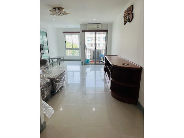 ขายคอนโดรีเจ้นท์โฮมเฟส 8 ชั้น 5 ห้องมุม วิวสระว่ายน้ำ ใกล้รถไฟฟ้าสถานีสายหยุด ทำเลดี เดินทางสะดวก