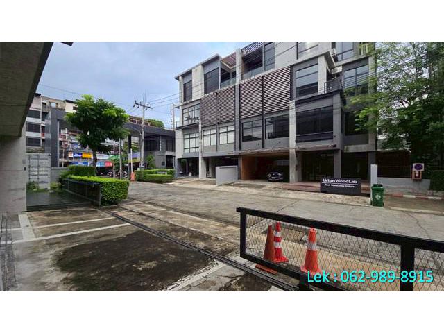 ขายออฟฟิศ 4 ชั้น สไตล์ลอฟท์ – โครงการ District ศรีวรา