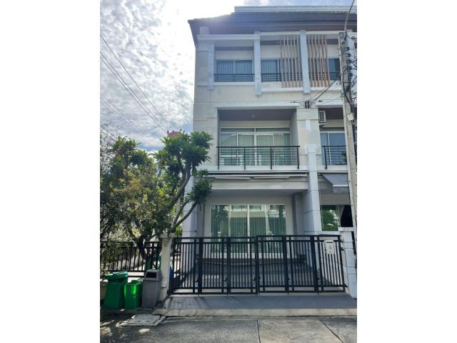 ขายทาวน์โฮม 3 ชั้น บ้านกลางเมือง เออร์บาเนี่ยน ศรีนครินทร์ หลังริม ทำเลดี เดินทางสะดวก ใกล้รถไฟฟ้าสถานีสวนหลวง ร.9