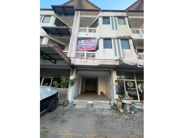 อาคารพาณิชย์ พัฒนาการ 74 สามชั้นครึ่ง รีโนเวทแล้วปูกระเบื้อง 2.89 ลบ. ใหม่ทั้งหลัง