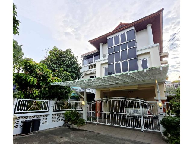 ทำเลทอง ใกล้รถไฟฟ้า!! ขายบ้านเดี่ยว 3 ชั้น หลังมุม หมู่บ้านเอกสิน2 ซ.นาคนิวาส 48 ใกล้เซนทรัลอีสต์วิลล์ ทางด่วน