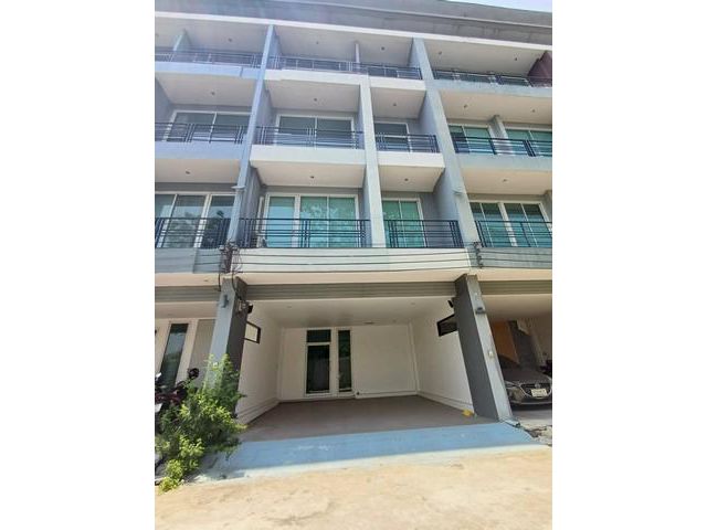 ให้เช่าทาวน์โฮม4ชั้น  ถนนรามอินทรา ใกล้แฟชั่นไอแลนส์