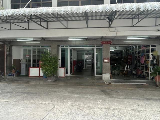 BH3821 ให้เช่าพื้นที่ชั้นล่าง 3 คูหา พื้นที่รวมประมาณ 100 ตารางเม