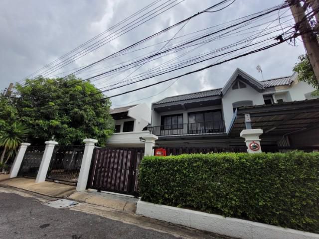 ให้เช่าทาวน์เฮาส์ประชาราษฎร์บำเพ็ญ4นอน3น้ำแอร์เฟอรื ครบเช่า35,000