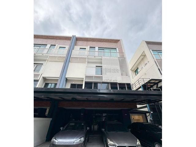 ขายโฮมออฟฟิศ 4 ชั้นเอกมัย - รามอินทราใกล้โรงพยาบาลเลิศหล้าราคาดีง