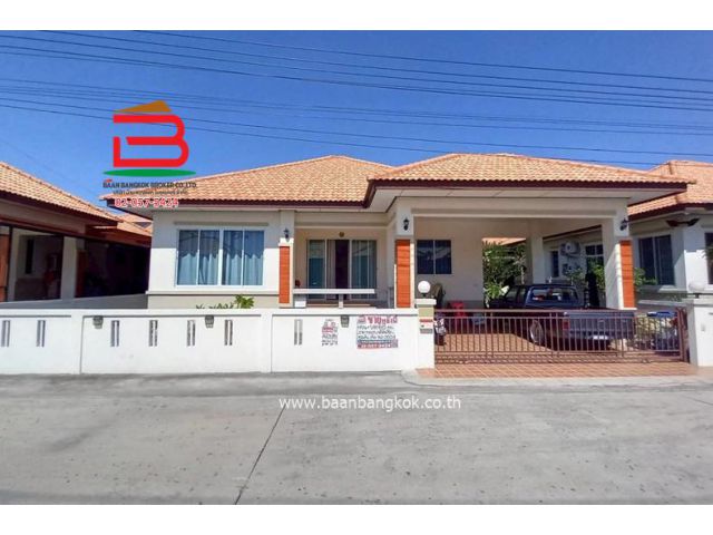 บ้านเดี่ยว 1 ชั้น หมู่บ้าน ฐานมั่นคง 15 เนื้อที่ 68 ตรว. (ซอยเอราวัณ 27) ถนนเอราวัณ 1 ตำบลคลองสอง อำเภอคลองหลวง ปทุมธานี