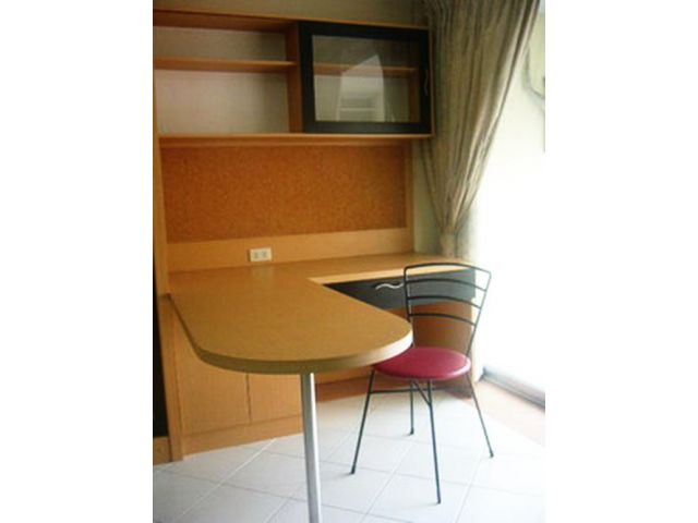 ลดสุดๆ : ขายหรือให้เช่าห้องสวยในลิพวิ่งเพลสคอนโด ปากซอยลาดพร้าว 140 ติดสถานีบางกะปิ พิเศษเหลือเพียงเดือนละ 4,800บาท