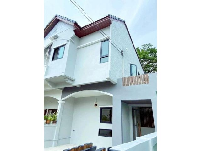 ใหม่ หรู เฟอร์ฯทาวน์โฮม 2ชั้น 3นอน MRTหัวหมาก รพ.รามคำแหง 400 ม.