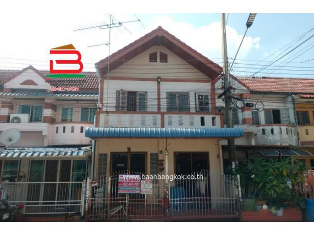 ทาวน์เฮาส์ หมู่บ้าน คัทลียาวิลล์ (ซอยลำลูกกา 49) เนื้อที่ 21 ตรว. ถนนลำลูกกา ตำบลลาดสวาย อำเภอลำลูกกา จังหวัดปทุมธานี