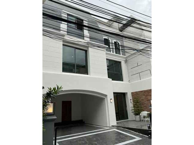 ให้เช่าทาวน์โฮม หมู่บ้านเจริญใจ ขนาด 43 ตร.ว. ใกล้ทองหล่อ–เอกมัย