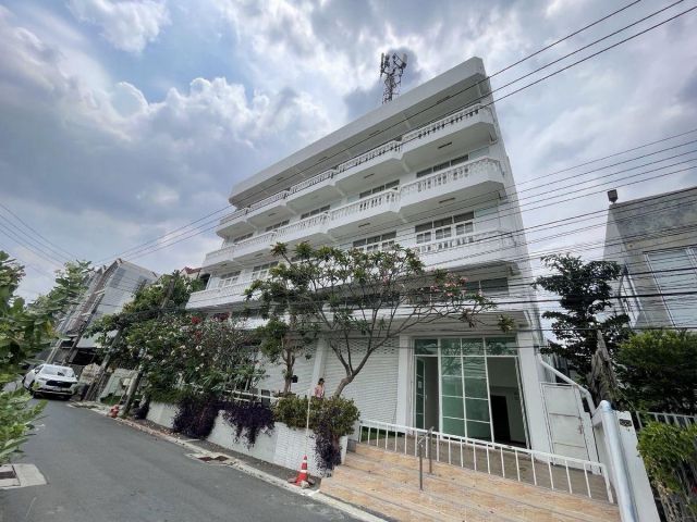 ขายพร้อมให้เช่าอาคารพาณิชย์ 4 ชั้น 5 คูหา พื้นที่ใช้สอย 500 ตร.ม. ซอยวชิรธรรมสาธิต 51 ใกล้สุขุมวิท