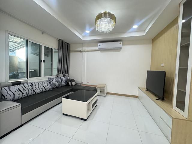 ทาวน์โฮมหมู่บ้านอยู่เจริญ รัชดาภิเษก ห้วยขวาง 5 ห้องนอน บ้านใหม่