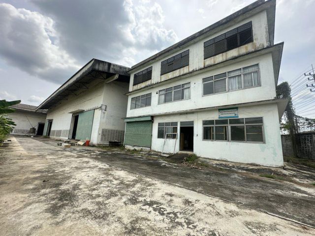 ขายโรงงาน มี รง.4 เนื้อที่ 2-3-82 ไร่ ซอยสุขาภิบาล 2 ถนนพุทธมณฑลสาย 4 ตำบลอ้อมน้อย