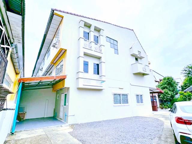 เสรีไทย 77-85 สวนสยาม100ม.พร้อมเ ให้เช่าทาวน์โฮม 3 ชั้น 49ตร.วา