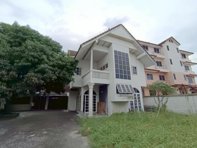 ขายบ้านเดี่ยวสองชั้น พร้อมออฟฟิศ และที่ดินเปล่า ทำเลทองในนนทบุรี