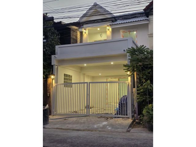 ขายทาวเฮ้าส์ 2 ชั้น หมู่บ้านพิมพ์ทอง ซอยลาดพร้าว 101 เดินทางสะดวก หาของกินสะดวก