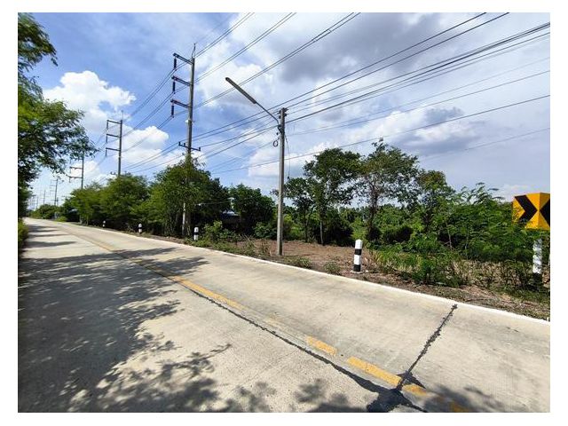 ขายที่ดินติดคลองธรรมชาติ และถนนทางหลวงชนบท วิวคลองสวยและกว้างมาก เหมาะกับคนรักธรรมชาติ เหมาะปลูกบ้านริมน้ำ