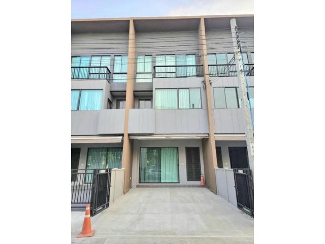 ให้เช่าทาวน์โฮม 3 ชั้น บ้านกลางเมือง พระราม 9 กรุงเทพกรีฑา บ้านพร้อมอยู่บ้านใหม่ตกแต่งครบ ใกล้ โรงเรียนBrighton College