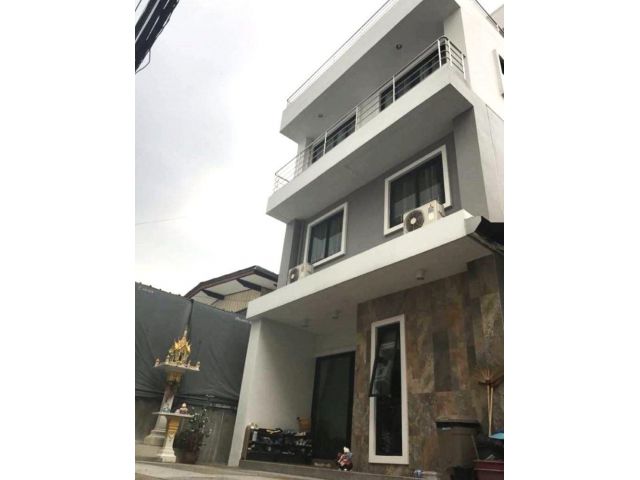 ขายบ้านเดี่ยว 3 ชั้น 50 ตร.ว.ราคา 13.5 ลบ. พร้อมเข้าอยู่ ถ.สุขเกษม ไกล้ ม.หอการค้า และ MRT ห้วยขวาง (เจ้าของขายเอง)