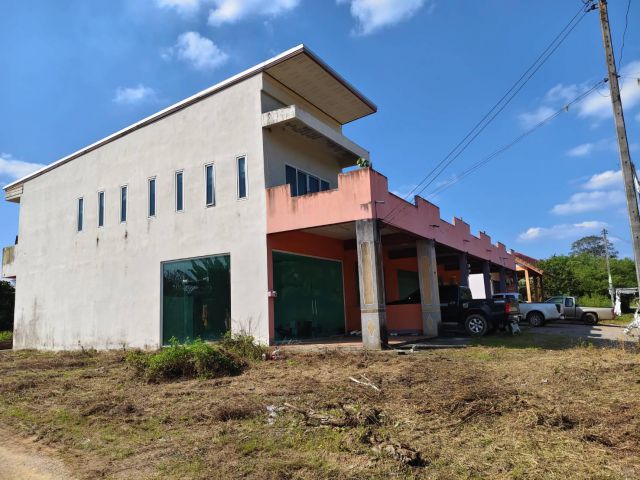 อาคารพาณิชย์ 5 คูหา พร้อมที่ดินเปล่า 1 ห้อง