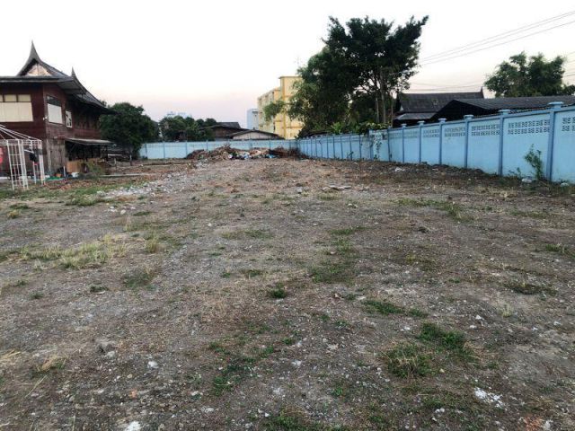 ขายถูกที่ดินเปล่า ซอยอ่อนนุช54 เข้าซอยมาประมาณ 450 ม. เนื้อที่ 400 ตรว. แปลงที่ดินสวย แหล่งชุมชน ใกล้รถไฟฟ้าสายสีเหลือง