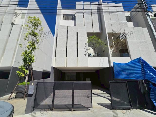 ทาวน์โฮม นิว เวิร์ส กรุงเทพกรีฑา บ้านใหม่ ไม่เคยเข้าอยู่ พร้อมเข้